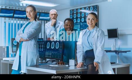 Équipe diversifiée de scientifiques médicaux posant avec des armes croisées dans le laboratoire de haute technologie. Brain Sceince Neurology Center Research Lab avec multiple Banque D'Images