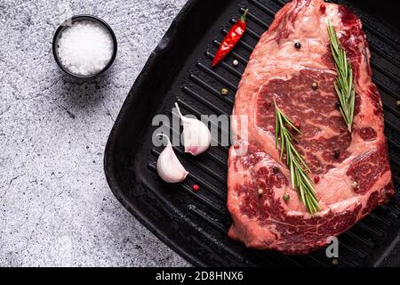 Steak de bœuf frais sur la poêle, vue de dessus. Banque D'Images