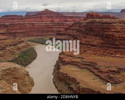 Le fleuve Colorado, où il a coupé un canyon à travers les falaises de couleur rouge dans le parc national de Canyonlands, Utah, États-Unis Banque D'Images