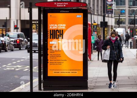 Londres, Royaume-Uni. 30 octobre 2020. Un écran numérique à Westminster affiche le niveau d'alerte Covid local. À mesure que le nombre de cas déclarés de coronavirus positifs au Royaume-Uni continue d'augmenter, le gouvernement britannique peut imposer un verrouillage complet de la capitale. La ville est actuellement sous Covid-19 niveau 2 Haut. Credit: Stephen Chung / Alamy Live News Banque D'Images