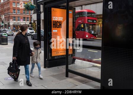 Londres, Royaume-Uni. 30 octobre 2020. Un écran numérique à Westminster affiche le niveau d'alerte Covid local. À mesure que le nombre de cas déclarés de coronavirus positifs au Royaume-Uni continue d'augmenter, le gouvernement britannique peut imposer un verrouillage complet de la capitale. La ville est actuellement sous Covid-19 niveau 2 Haut. Credit: Stephen Chung / Alamy Live News Banque D'Images