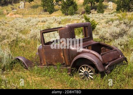 Old car, parc national de la ville fantôme d'Elkhorn, Boulder, région d'Helena, Montana, États-Unis Banque D'Images