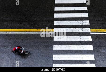 Vue de dessus de cycliste gentleman en vélo sur le rue près de la promenade pendant les jours de pluie - style de vie urbain quotidien Concept de repos - Noir style urbain Banque D'Images