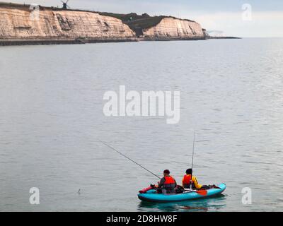 Pêche à partir d'un bateau près d'Ovingdean, East Sussex Banque D'Images