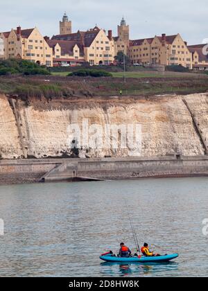 Pêche à partir d'un bateau près de l'école Roedean, East Sussex Banque D'Images