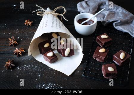 cubes de pain d'épice avec glaçage au chocolat dans un sac en papier, décoré avec une branche de pin, et un emporte-pièce orignal Banque D'Images