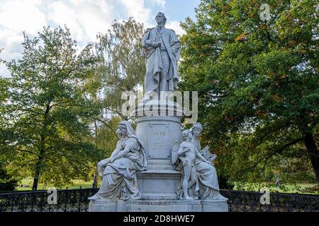 DAS Goethe-Denkmal im Berliner Großen Tiergarten, Berlin, Allemagne | le Goethe Monument situé à Tiergarten, Berlin, Allemagne Banque D'Images