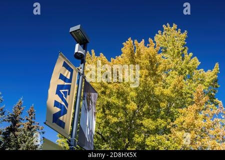 Flagstaff, OCT 20, 2020 - signe de l'université de l'Arizona du Nord avec la couleur d'automne Banque D'Images