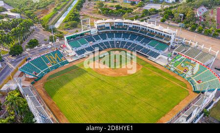 Vue aérienne du stade Emilio Ibarra Almada, stade de l'équipe de baseball professionnelle Los Cañeros de los Mochis de la Ligue mexicaine du Pacifique le 30 octobre 2020 à Los Mochis, Sinaloa Mexique .. © .. (Photo de Luis Gutierrez). MOTS-CLÉS : complexe sportif, sports, stades, terrain, cour, terrain de jeu, colisée, gradins, enceinte, centre sportif, Vista aerea del estadio Emilio Ibarra Almada casa del equipo profecional de beisbol los Cañeros de los Mochis de la Liga Mexicana del Pacifico el 30 de Octubre 2020 en los Mochis, Sinaloa Mexico..©..( photo de Luis Gutierrez). PARALABRASCLAVES : compl Banque D'Images