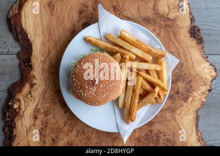 Hamburger de soja végétalien au petit pain avec salade et relish, et frites sur le côté. Banque D'Images