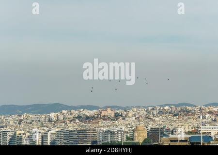 Hélicoptères militaires volant au-dessus d'une ville. Greek Air Force AH-64 Apache, Kiowa Warrior & Huey UH-1H sur la formation à Thessalonique en octobre 28 commémorant le no hellénique contre l'ultimatum italien 1940. Banque D'Images