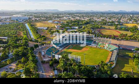 Vue aérienne du stade Emilio Ibarra Almada, stade de l'équipe de baseball professionnelle Los Cañeros de los Mochis de la Ligue mexicaine du Pacifique le 30 octobre 2020 à Los Mochis, Sinaloa Mexique .. © .. (Photo de Luis Gutierrez). MOTS-CLÉS : complexe sportif, sports, stades, terrain, cour, terrain de jeu, colisée, gradins, enceinte, centre sportif, Vista aerea del estadio Emilio Ibarra Almada casa del equipo profecional de beisbol los Cañeros de los Mochis de la Liga Mexicana del Pacifico el 30 de Octubre 2020 en los Mochis, Sinaloa Mexico..©..( photo de Luis Gutierrez). PARALABRASCLAVES : compl Banque D'Images