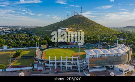 Vue aérienne du point de vue sur la colline et stade Emilio Ibarra Almada, stade de l'équipe de baseball professionnelle Los Cañeros de los Mochis de la Ligue mexicaine du Pacifique le 30 octobre 2020 à Los Mochis, Sinaloa Mexique .. © .. (Photo de Luis Gutierrez ). MOTS-CLÉS : complexe sportif, sports, stades, terrain, terrain, terrain de jeu, colisée, gradins, enceinte, centre sportif, Vista aerea de mirador en el cerro y estadio Emilio Ibarra Almada casa del equipo profecional de beisbol los Cañeros de los Mochis de la Liga Mexicana del Pacifico el 30 de Octubre 2020 en los Mochis, Sinaloa Mexico....©.( Ph Banque D'Images