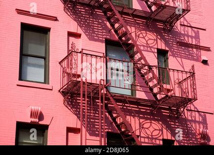 Immeuble rose dans Soho, le centre-ville de Manhattan, New York City, New York, USA Banque D'Images