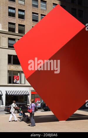 Sculpture rouge par Ivan Chermayeff à Helmsley Plaza (Nine West 57th Street), le sud de Manhattan, New York City, New York, USA Banque D'Images