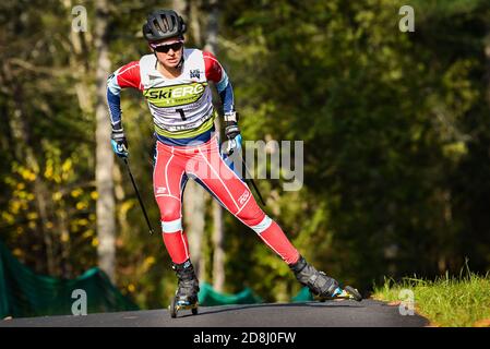 Jessie Diggins, médaillée d'or olympique, dans la course de ski nordique à pied au Craftsbury Outdoor Centre, Craftsbury, Vermont, Nouvelle-Angleterre, États-Unis. Banque D'Images