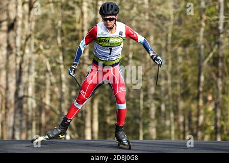 Jessie Diggins, médaillée d'or olympique, dans la course de ski nordique à pied au Craftsbury Outdoor Centre, Craftsbury, Vermont, Nouvelle-Angleterre, États-Unis. Banque D'Images