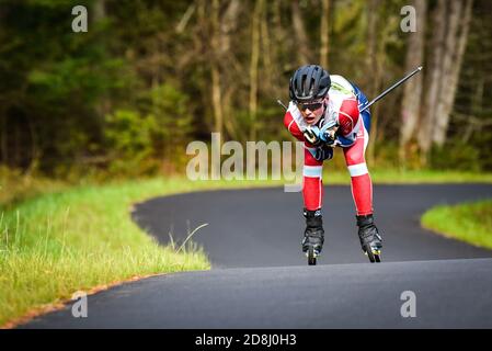 Jessie Diggins, médaillée d'or olympique, dans la course de ski nordique à pied au Craftsbury Outdoor Centre, Craftsbury, Vermont, Nouvelle-Angleterre, États-Unis. Banque D'Images