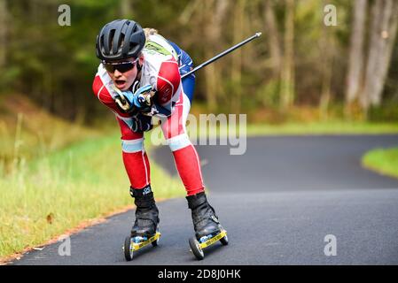 Jessie Diggins, médaillée d'or olympique, dans la course de ski nordique à pied au Craftsbury Outdoor Centre, Craftsbury, Vermont, Nouvelle-Angleterre, États-Unis. Banque D'Images