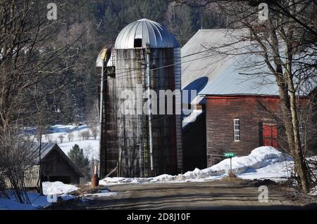 Une grange le long d'une route de campagne dans l'est de Montpelier, Vermont, Nouvelle-Angleterre, États-Unis. Banque D'Images