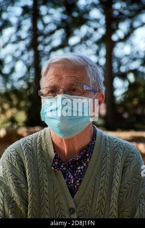 Portrait d'une femme plus âgée portant un masque Banque D'Images