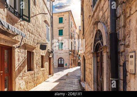 Rue étroite traditionnelle en Europe, vieille ville de Kotor, Monténégro Banque D'Images