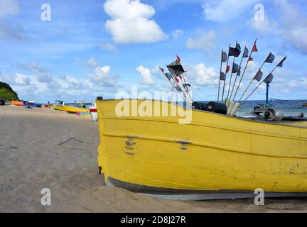 Bateau de pêche traditionnel sur la côte baltique près de Rewal, Pologne Banque D'Images