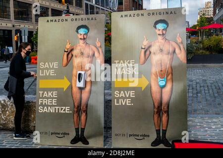 Les travailleurs se préparent à emballer un désinfectant pour les mains/masque, abandonnent l'activation de la marque pour "Borat subséquent Moviefilm" dans le district de Meatpacking à New York le vendredi 23 octobre 2020. Le film Sachia Baron Cohen est présenté en première aujourd'hui sur Amazon Prime. (© Richard B. Levine) Banque D'Images