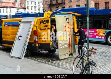 Les travailleurs emballez un désinfectant pour les mains/masque et abandonnent l'activation de la marque pour « Borat, Moviefilm subséquent » dans le district de Meatpacking à New York le vendredi 23 octobre 2020. Le film Sachia Baron Cohen est présenté en première aujourd'hui sur Amazon Prime. (© Richard B. Levine) Banque D'Images