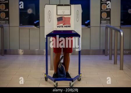 Les électeurs se font la queue pendant des heures au Madison Square Garden à New York le samedi 24 octobre 2020, le premier jour du vote par anticipation. C'est la première élection présidentielle que New York offre la possibilité de voter par anticipation et des milliers de personnes se sont alignées sur les lieux de vote le premier jour pour voter. (© Richard B. Levine) Banque D'Images