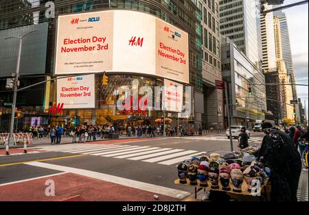 Le panneau électronique du magasin H&M de Times Square à New York le samedi 24 octobre 2020 rappelle aux électeurs le jour du scrutin. (© Richard B. Levine) Banque D'Images