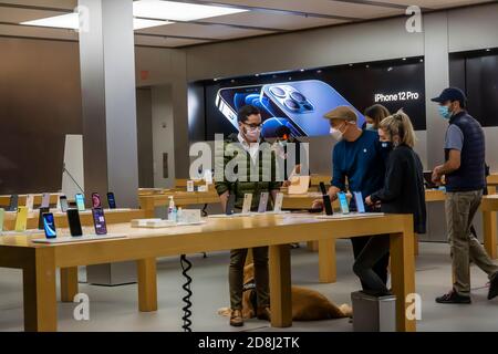 Les visiteurs de l'Apple Store dans le quartier de Meatpacking à New York le vendredi 23 octobre 2020 le jour de la mise en vente du nouvel iPhone 12. (© Richard B. Levine) Banque D'Images