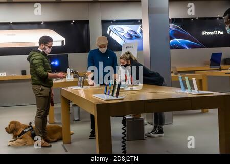 Les visiteurs de l'Apple Store dans le quartier de Meatpacking à New York le vendredi 23 octobre 2020 le jour de la mise en vente du nouvel iPhone 12. (© Richard B. Levine) Banque D'Images
