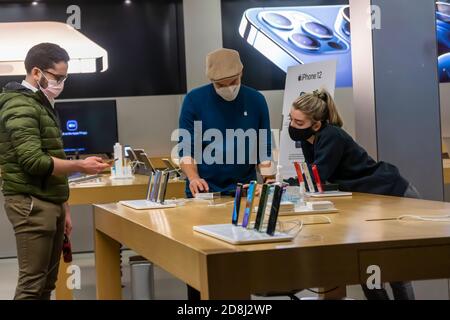 Les visiteurs de l'Apple Store dans le quartier de Meatpacking à New York le vendredi 23 octobre 2020 le jour de la mise en vente du nouvel iPhone 12. (© Richard B. Levine) Banque D'Images