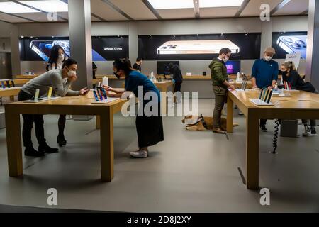 Les visiteurs de l'Apple Store dans le quartier de Meatpacking à New York le vendredi 23 octobre 2020 le jour de la mise en vente du nouvel iPhone 12. (© Richard B. Levine) Banque D'Images