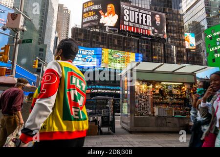 Les panneaux publicitaires de Times Square à New York le samedi 24 octobre 2020 condamnent la fille du président Donald Trump, Ivanka Trump et son gendre Jared Kushner, en leur montrant indifférent à la manière dont Covid-19 affecte la population. L’avocat de Kushner a menacé de poursuivre le projet Lincoln. (© Richard B. Levine) Banque D'Images