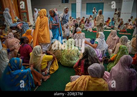 Vrindavan, Inde, août 2009. Les veuves se sont rassemblées pour prier à l'intérieur d'un ashram. Banque D'Images