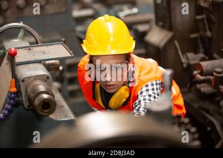 Femmes ingénieurs utilisant une machine cnc en usine Banque D'Images