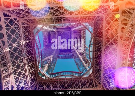 Détail de la Tour Eiffel vu de dessous avec des couleurs paillettes Banque D'Images