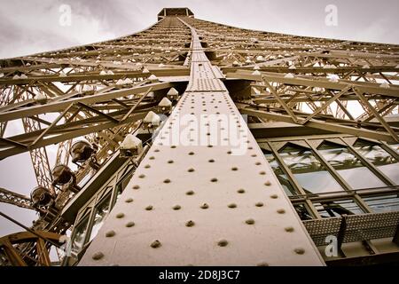 Détail de la structure en fer de la Tour Eiffel avec des milliers de rivets Banque D'Images