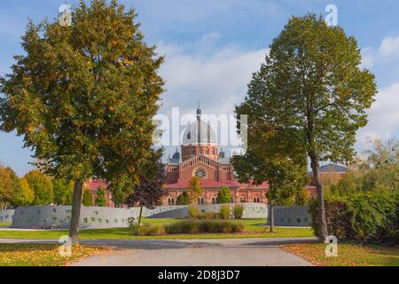 Murs de l'urne au cimetière central de Graz et à l'église serbe orthodoxe de Saint Kyrill et de la méthode en arrière-plan, région de Styrie, Autriche Banque D'Images