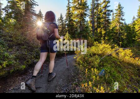 Fille randonnée le long de la route panoramique lors d'une soirée d'automne Banque D'Images