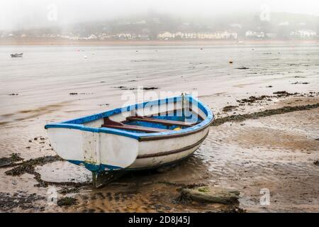 Appledore, North Devon, Angleterre. Vendredi 30 octobre 2020. Météo Royaume-Uni. Le mauvais temps n'empêche pas les visiteurs de se rendre sur la côte pendant la pause de mi-mandat, car des nuages bas et de la pluie persistent au-dessus de l'estuaire de la rivière Torridge, sur les vitrages pittoresques d'Appledore et d'Insow, dans le nord du Devon. Crédit : Terry Mathews/Alay Live News Banque D'Images