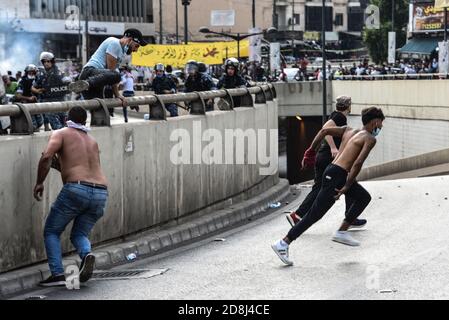 Beyrouth, Liban, 30 octobre 2020. Un petit groupe d'hommes de Tripoli et de Beyrouth a affronté les forces de sécurité de l'intérieur libanaises lors d'une tentative du groupe pan-islamique Hizb UT Tahrir d'aller à l'ambassade de France pour protester contre ce qu'ils considèrent comme la position anti-islamique du président Emmanuel Macron. Les émotions ont couru haut comme il a été senti le prophète Mohammed est en train d'être mérespecté pendant son mois d'anniversaire. Crédit : Elizabeth FITT/Alay Live News Banque D'Images