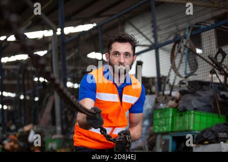 Portrait d'un ingénieur homme utilisant une machine en usine Banque D'Images