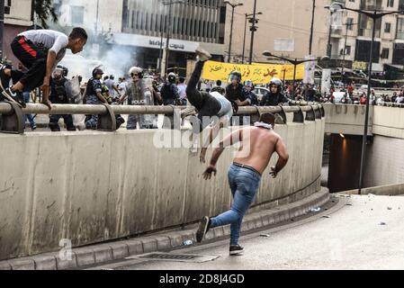 Beyrouth, Liban, 30 octobre 2020. Un petit groupe d'hommes de Tripoli et de Beyrouth a affronté les forces de sécurité de l'intérieur libanaises lors d'une tentative du groupe pan-islamique Hizb UT Tahrir d'aller à l'ambassade de France pour protester contre ce qu'ils considèrent comme la position anti-islamique du président Emmanuel Macron. Les émotions ont couru haut comme il a été senti le prophète Mohammed est en train d'être mérespecté pendant son mois d'anniversaire. Crédit : Elizabeth FITT/Alay Live News Banque D'Images