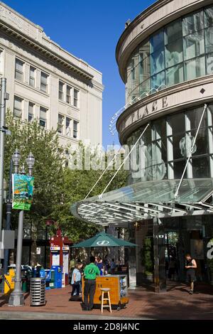 Pioneer Place Mall dans le quartier du centre-ville de Portland, Oregon, USA Banque D'Images