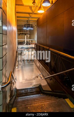 Un escalier à l'arrêt de métro Penn Station, menant à Pennsylvania Station, à New York, le samedi 24 octobre 2020. (© Richard B. Levine) Banque D'Images