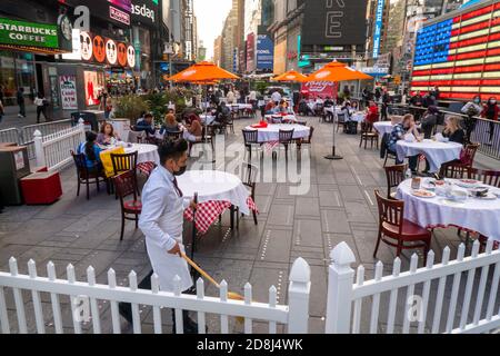 Un restaurant italien TonyÕs Di Napoli en plein air au milieu de Times Square à New York dans le cadre de la promotion Taste of Times Square à New York vue le samedi 24 octobre 2020. 20 restaurants participent à l'offre d'un repas de 35 $ composé de trois plats et d'un assortiment de représentations gratuites. 50 % des entreprises du district sont fermées et la promotion est valable jusqu'en octobre 30. (© Richard B. Levine) Banque D'Images