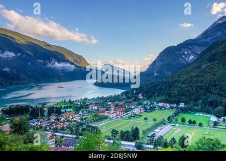 Belle vue sur le lac Molveno en été Banque D'Images